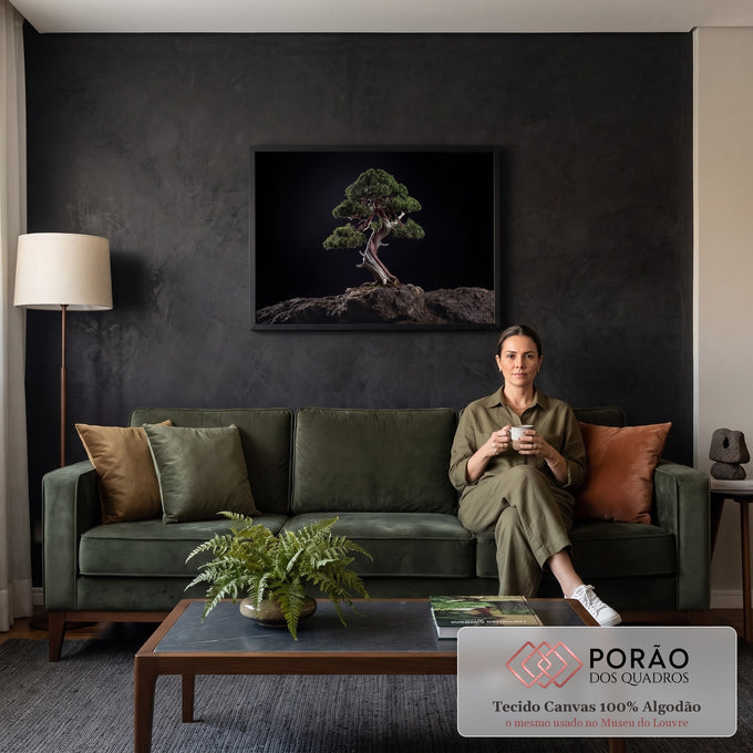 Quadro Decorativo Grande Bonsai com Tronco para Sala Preto | quadros decorativos para sala de estar | bonsai verde com tronco retorcido de madeira clara sobre rocha em fundo preto | em ambiente 3 | Porao dos Quadros