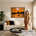 Quadro Decorativo Grande Cavaleiro ao Pôr do Sol para Sala | quadros decorativos para sala de estar | cavaleiro em silhueta atravessando rio raso ao pôr do sol laranja com montanhas ao fundo | em ambiente 3 | Porao dos Quadros