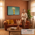 Mulher surreal de vestido amarelo com coroa de flores e luvas vermelhas em fundo verde, quadro decorativo