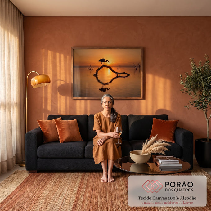 Quadro Decorativo Grande Garça em Galho para Sala Laranja | quadros decorativos para sala de estar | garça silhuetada em galho sobre água ao pôr do sol laranja | em ambiente 3 | Porao dos Quadros