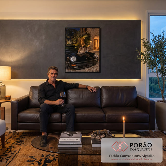 Quadro Decorativo Grande Leopardo para Sala Preto | quadros decorativos para sala de estar | leopardo deitado sobre capô de carro preto em frente a casa noturna iluminada | em ambiente 3 | Porao dos Quadros
