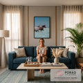 Cavalo tordilho e cavalo baio caminhando no mar raso turquesa sob céu azul, quadro decorativo