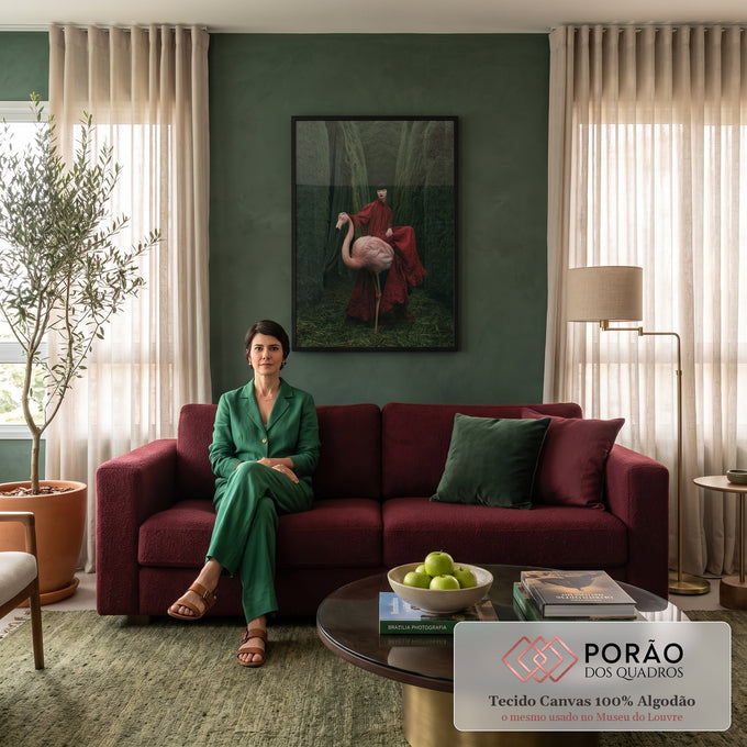 Quadro Decorativo Grande Mulher com Flamingo para Sala | quadros decorativos para sala de estar | mulher de vestido vermelho segurando flamingo rosa em corredor de sebes verdes escuras | em ambiente 3 | Porao dos Quadros