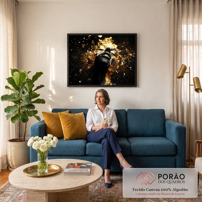 Quadro Decorativo Grande Rosto com Explosão de Pó para Sala | quadros decorativos para sala de estar | rosto feminino em preto fosco com explosão de partículas douradas ao redor | em ambiente 3 | Porao dos Quadros