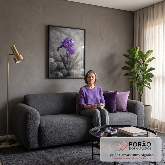 Flor íris roxa em destaque entre pedras escuras sobre fundo cinza em preto e branco, quadro decorativo