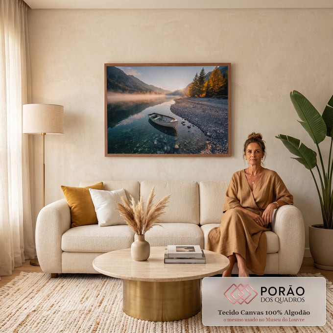 Barco branco em lago cristalino ao amanhecer, montanhas, neblina e árvores douradas, quadro decorativo