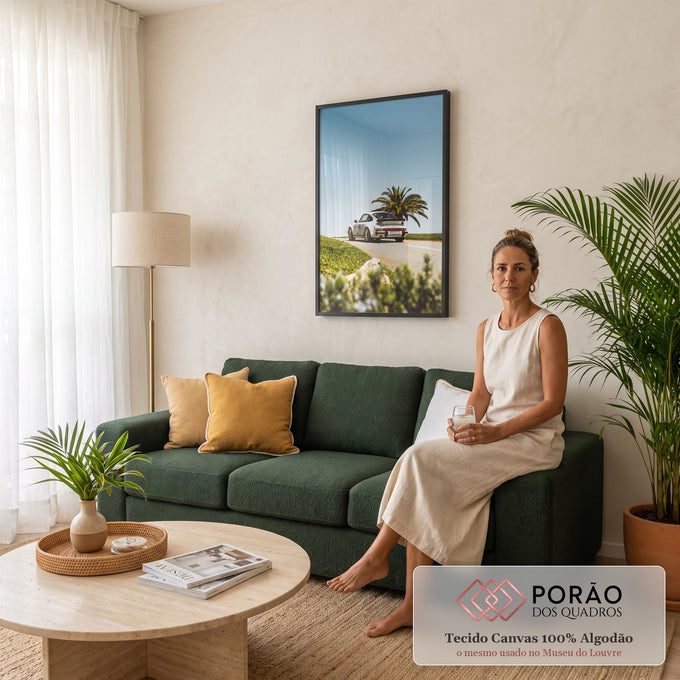 Quadro Decorativo Grande Carro Clássico para Sala Branco | quadros decorativos para sala de estar | carro esportivo branco visto de trás numa estrada com palmeira ao fundo | em ambiente 3 | Porao dos Quadros