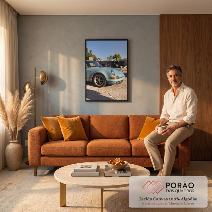 Porsche 911 vintage azul-claro com faixa laranja e rodas clássicas sob céu azul, quadro decorativo