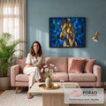 Quadro Decorativo Grande Cavalo em Mosaico para Sala Azul | quadros decorativos para sala de estar | cabeça de cavalo dourada em estilo mosaico de vitral sobre fundo azul geométrico | em ambiente 3 | Porao dos Quadros