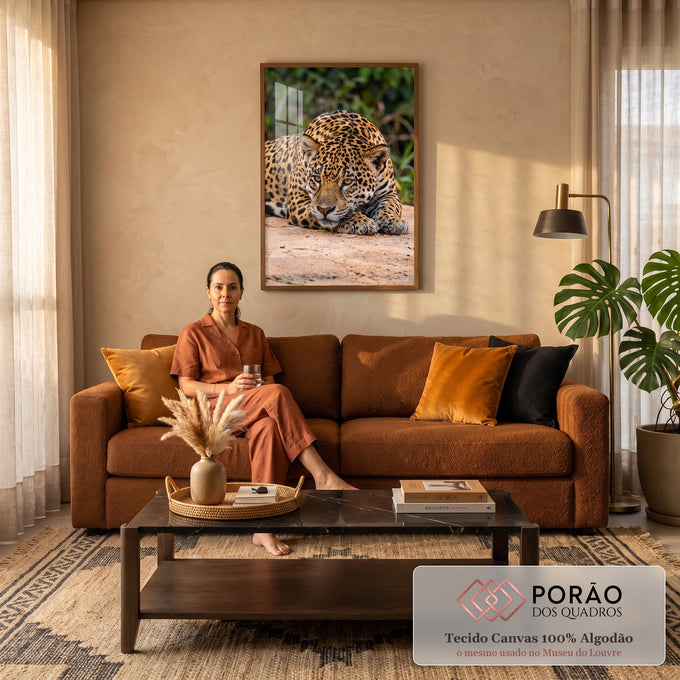 Quadro Decorativo Grande Onça-Pintada Deitada para Sala | quadros decorativos para sala de estar | onça-pintada deitada na areia com olhar fixo e pelagem dourada manchada de preto | em ambiente 3 | Porao dos Quadros