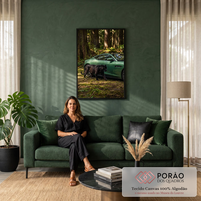 Pantera negra caminhando ao lado de carro esportivo verde em floresta de sequoias, quadro decorativo