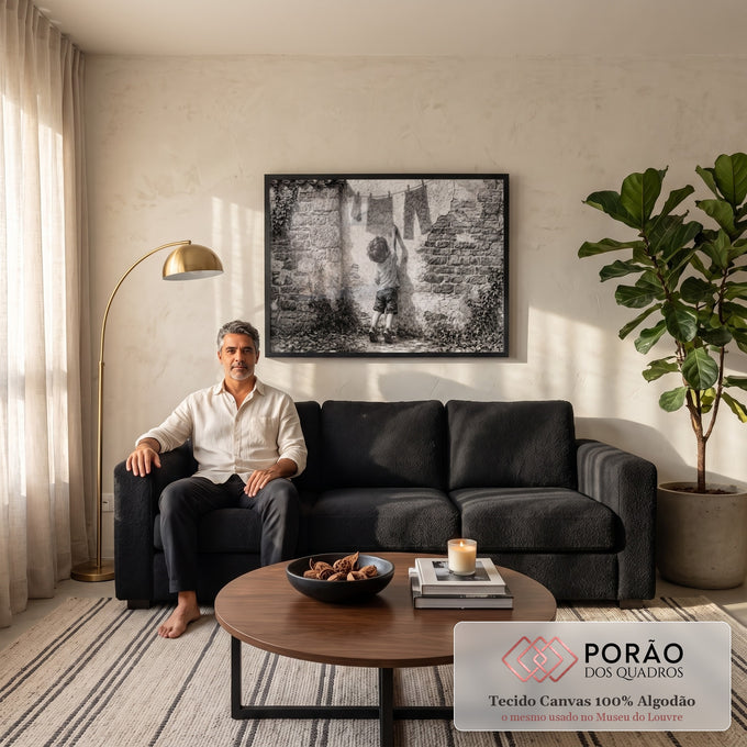 Quadro Decorativo Grande Menino Alcançando para Sala Preto | quadros decorativos para sala de estar | menino de costas alcançando roupas num varal junto a parede de pedra em preto e branco | em ambiente 3 | Porao dos Quadros
