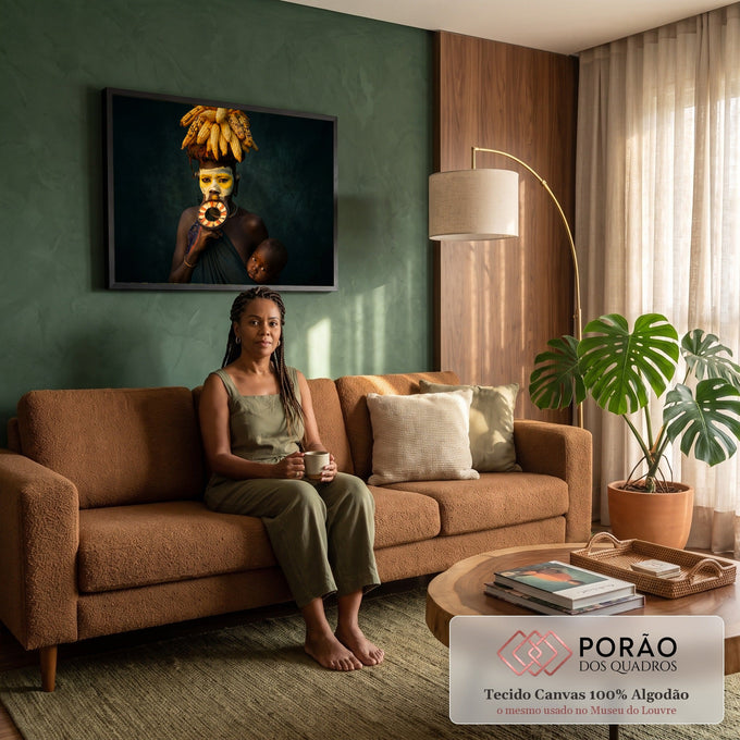 Quadro Decorativo Grande Mulher Africana Preto para Sala | quadros decorativos para sala de estar | mulher africana com prato labial, pintura facial e milho sobre a cabeça carregando bebê | em ambiente 3 | Porao dos Quadros