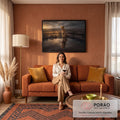 Filhote de leão na savana de terra rachada vendo o reflexo de um leão adulto na água, quadro decorativo