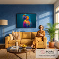 Arara de perfil com penas azuis, laranja e roxas sobre fundo azul petróleo, quadro decorativo