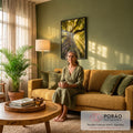 Quadro Decorativo Grande Árvore com Musgo para Sala Verde | quadros decorativos para sala de estar | tronco coberto de musgo verde visto de baixo com copa dourada pela luz do sol | em ambiente 3 | Porao dos Quadros