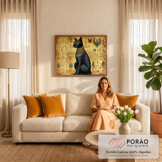 Quadro Decorativo Grande Gato Egípcio para Sala Preto | quadros decorativos para sala de estar | gato preto egípcio com colar colorido sentado em fundo de papiro com hieróglifos | em ambiente 3 | Porao dos Quadros