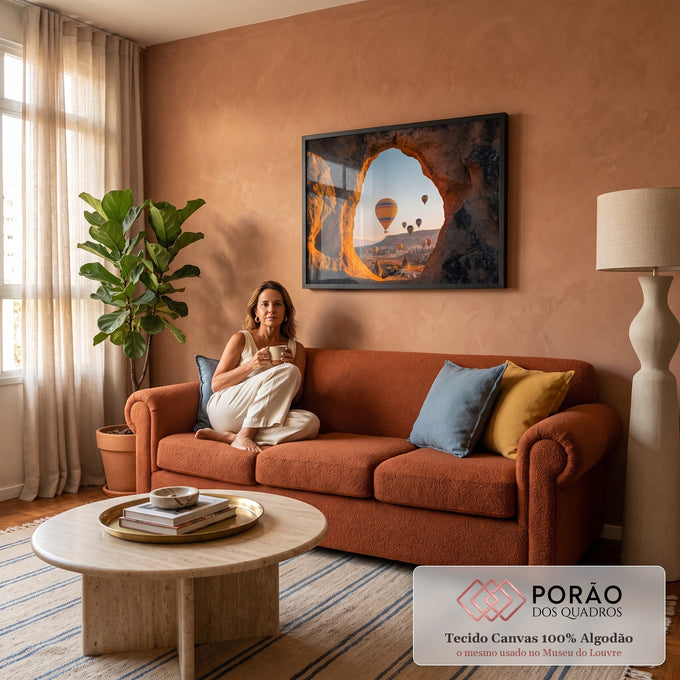 Quadro Decorativo Grande Balões de Ar Laranja para Sala | quadros decorativos para sala de estar | balões de ar quente coloridos vistos por abertura de pedra na Capadócia ao amanhecer | em ambiente 3 | Porao dos Quadros