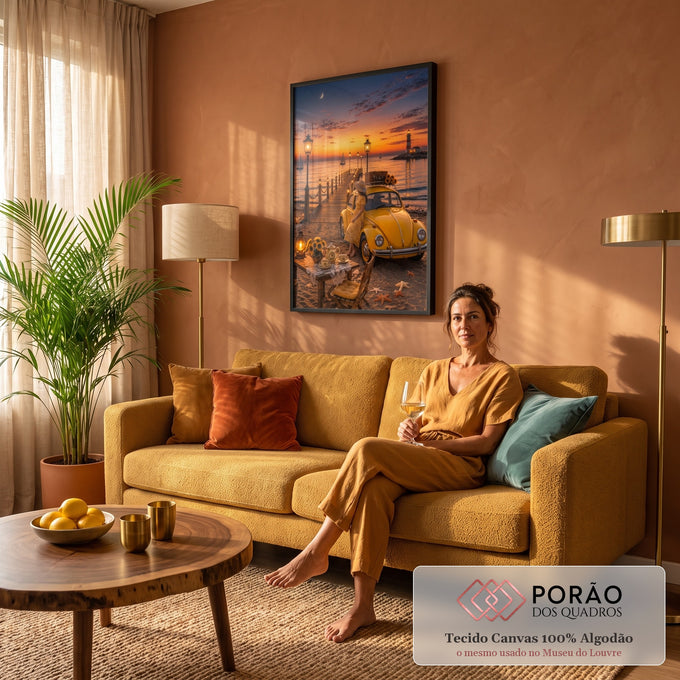 Fusca amarelo vintage na praia ao pôr do sol com mulher, farol, cais iluminado e girassóis, quadro decorativo