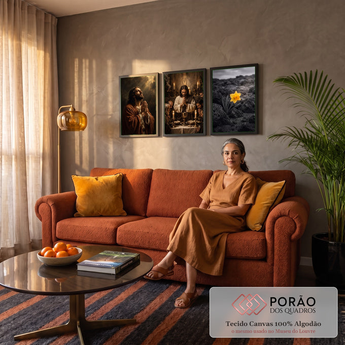Quadro Decorativo Kit 3 Telas Jesus Cristo para Sala Marrom | quadros decorativos para sala de estar | Jesus Cristo em oração, cena da Última Ceia com apóstolos e flor amarela em paisagem rochosa | em ambiente 3 | Porao dos Quadros
