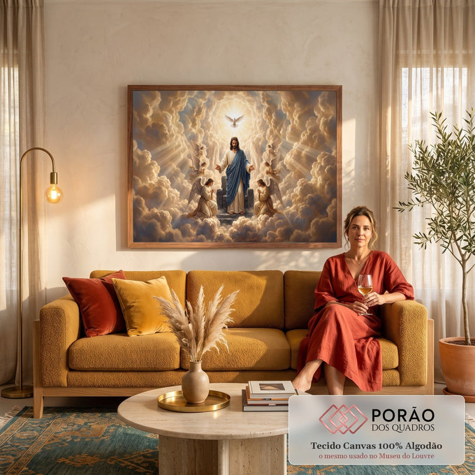 Quadro Decorativo Grande Jesus Anjos para Sala Dourado | quadros decorativos para sala de estar | Jesus Cristo de braços abertos entre nuvens douradas, pomba branca e anjos ao redor | em ambiente 3 | Porao dos Quadros