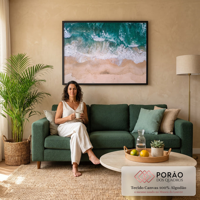 Quadro Decorativo Grande Vista Aérea do Mar para Sala Verde | quadros decorativos para sala de estar | vista aérea de ondas turquesa quebrando na areia bege da praia | em ambiente 3 | Porao dos Quadros