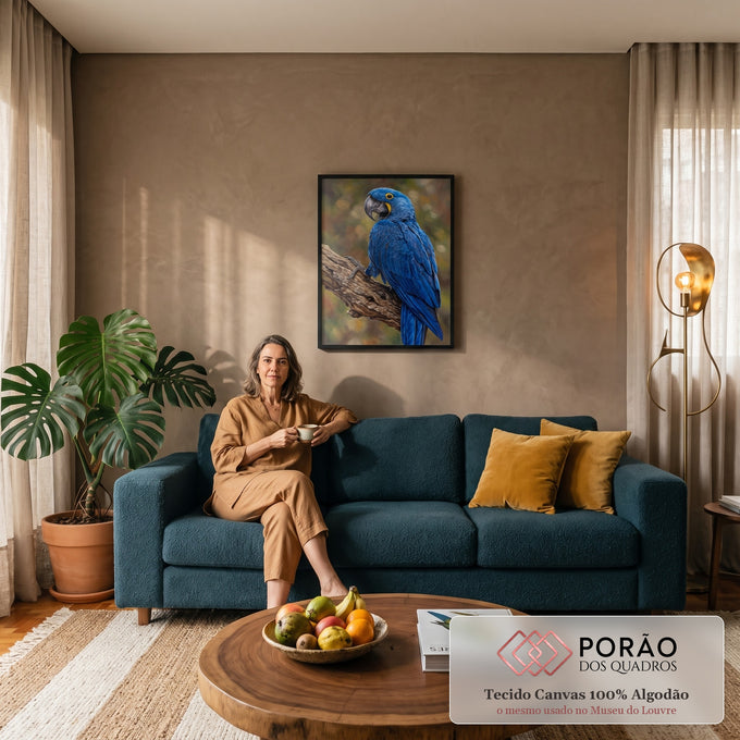 Arara-azul jacinto pintada a óleo pousada em tronco seco com fundo verde desfocado, quadro decorativo