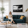 Quadro Decorativo Grande Avião e Carro para Sala Preto | quadros decorativos para sala de estar | avião camuflado e carro esportivo clássico em pátio com neblina em preto e branco | em ambiente 3 | Porao dos Quadros