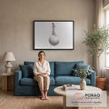 Mulher de cabelo laranja e vestido de bolinhas em pé sobre esfera cinza flutuante, quadro decorativo