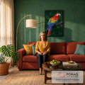 Arara vermelha com asas azuis e amarelas pousada em galho sobre fundo verde, quadro decorativo