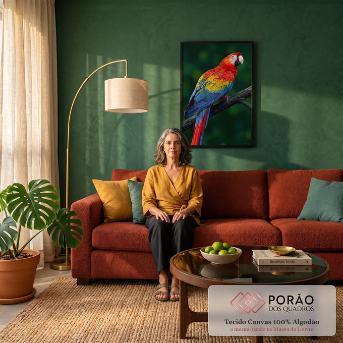 Arara vermelha com asas azuis e amarelas pousada em galho sobre fundo verde, quadro decorativo