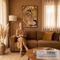 Quadro Decorativo Grande Olho de Leão para Sala Dourado | quadros decorativos para sala de estar | close extremo do rosto de um leão com olho âmbar e bigodes brancos | em ambiente 3 | Porao dos Quadros