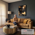 Quadro Decorativo Mulher de Perfil em Preto e Dourado | quadros decorativos para sala de estar | mulher negra de perfil com turbante preto e pinceladas douradas texturizadas | em ambiente 3 | Porao dos Quadros