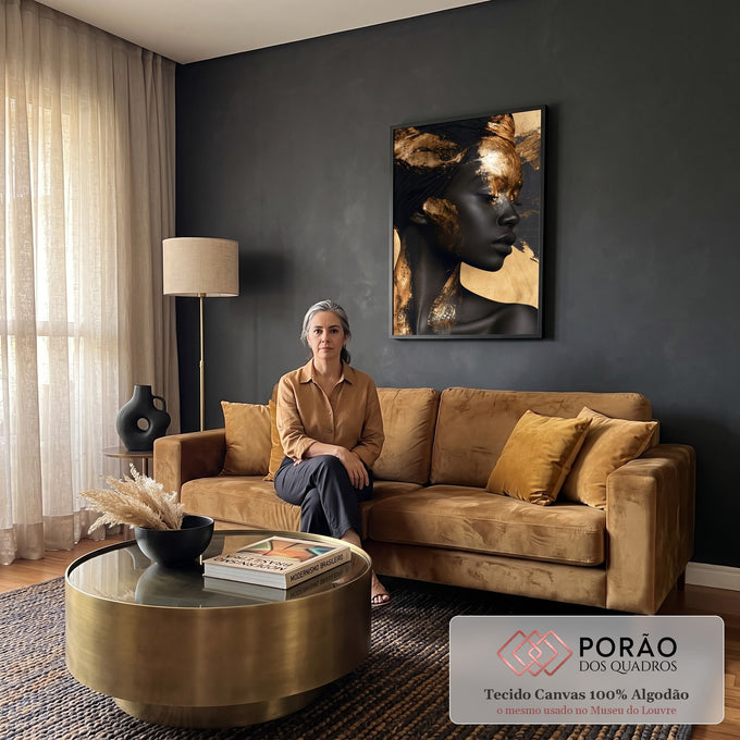 Quadro Decorativo Mulher de Perfil em Preto e Dourado | quadros decorativos para sala de estar | mulher negra de perfil com turbante preto e pinceladas douradas texturizadas | em ambiente 3 | Porao dos Quadros