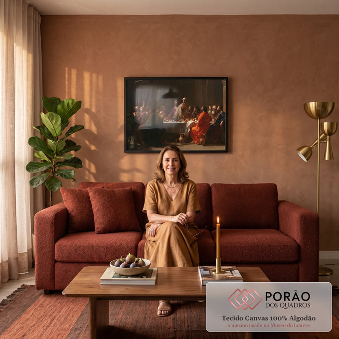 Quadro Decorativo A Última Ceia em Tons Terrosos e Vermelho | quadros decorativos para sala de estar | cena da Última Ceia com treze figuras masculinas à mesa em tons terrosos | em ambiente 3 | Porao dos Quadros