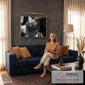 Criança africana Himba com colar tribal de contas e olhar intenso em fotografia preto e branco, quadro decorativo