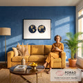 Mapa-múndi em dois hemisférios com continentes dourados e oceanos azul-marinho sobre fundo creme, quadro decorativo