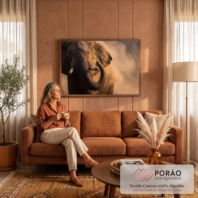 Elefante africano com tromba erguida e presas de marfim em nuvem de poeira dourada, quadro decorativo