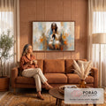 Jesus Cristo ajoelhado em oração com mãos postas, pinceladas abstratas bege, azul e laranja, quadro decorativo