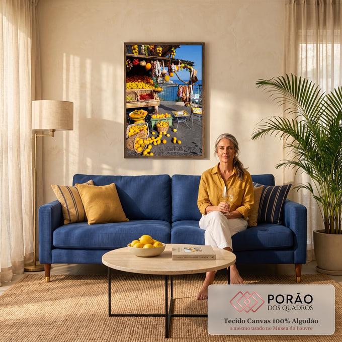 Banca de limões, laranjas e alho pendurado diante do mar azul da Costa Amalfitana, quadro decorativo
