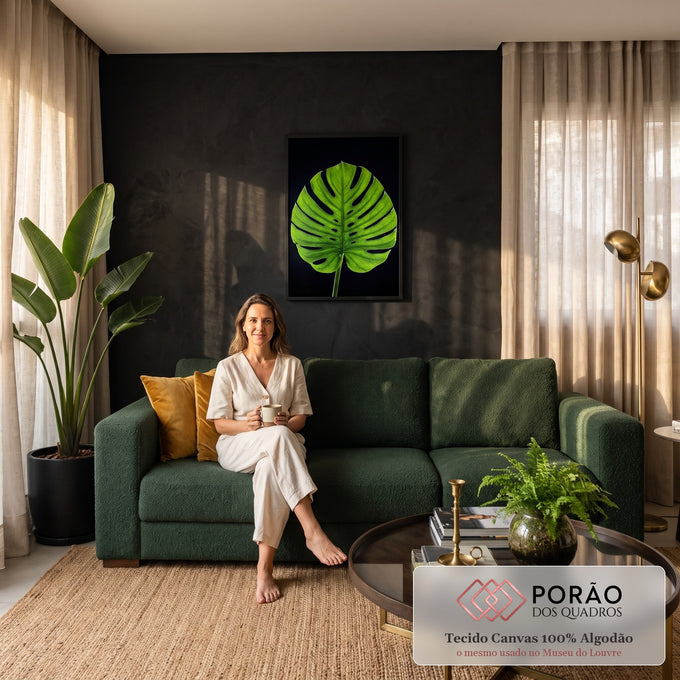 Quadro Decorativo Grande Folha Tropical de Flores para Sala | quadros decorativos para sala de estar | folha verde tropical com fendas profundas iluminada por trás em fundo preto | em ambiente 3 | Porao dos Quadros