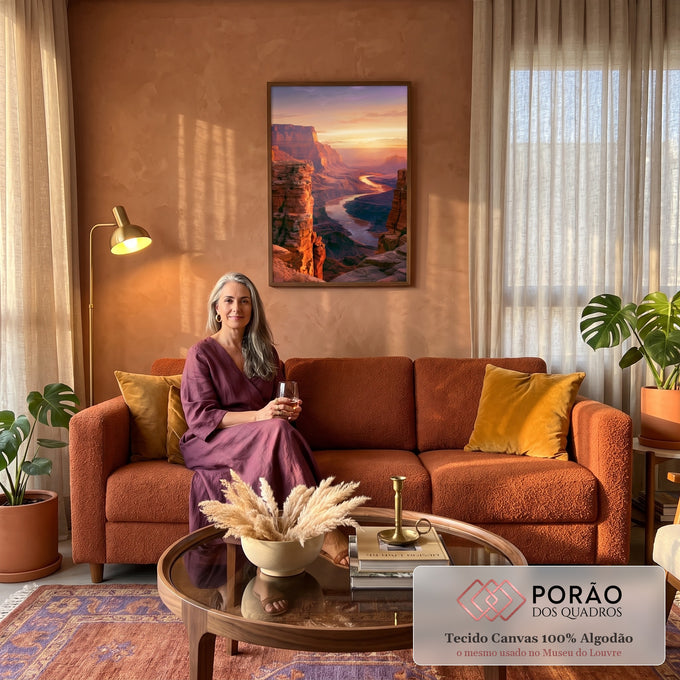 Quadro Decorativo Cânion e Rio ao Pôr do Sol em Tons | quadros decorativos para sala de estar | cânion avermelhado com rio serpenteante sob céu de pôr do sol roxo e laranja | em ambiente 3 | Porao dos Quadros