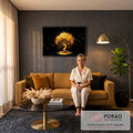 Quadro Decorativo Grande Árvore Dourada Natureza para Sala | quadros decorativos para sala de estar | árvore dourada brilhante com folhas flutuantes sobre fundo preto | em ambiente 3 | Porao dos Quadros