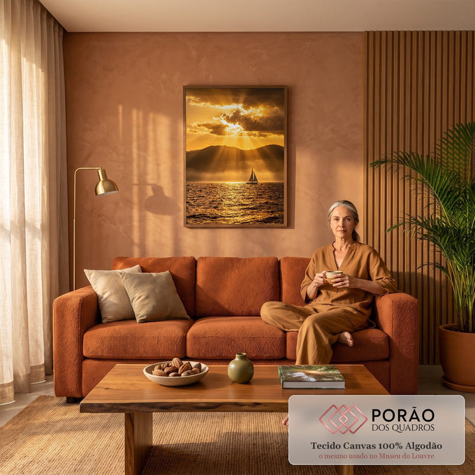 Quadro Decorativo Grande Veleiro ao Entardecer para Sala | quadros decorativos para sala de estar | veleiro no mar dourado sob raios de sol entre nuvens e montanhas ao entardecer | em ambiente 3 | Porao dos Quadros
