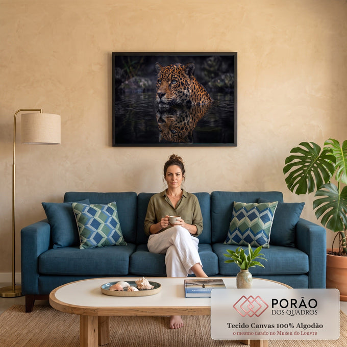 Quadro Decorativo Grande Jaguar na Água para Sala Laranja | quadros decorativos para sala de estar | jaguar com manchas pretas submerso em água escura com reflexo nítido | em ambiente 3 | Porao dos Quadros