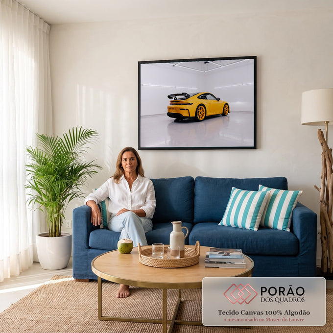 Quadro Decorativo Grande Carro Automóvel para Sala Amarelo | quadros decorativos para sala de estar | carro esportivo amarelo visto de trás em estúdio branco com piso espelhado | em ambiente 3 | Porao dos Quadros