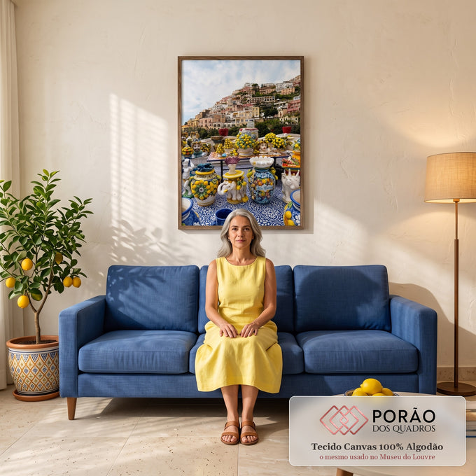 Cerâmicas coloridas com limões sobre azulejos azuis e vila de Positano ao fundo, quadro decorativo