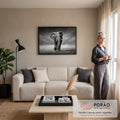 Quadro Decorativo Grande Elefante Africano para Sala Preto | quadros decorativos para sala de estar | elefante africano em preto e branco caminhando de frente com orelhas abertas | em ambiente 3 | Porao dos Quadros
