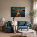 Quadro Decorativo Grande Folha Amarela para Sala Amarelo | quadros decorativos para sala de estar | folha amarela com gotas de chuva sobre faixa de estrada ao entardecer | em ambiente 3 | Porao dos Quadros