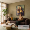 Quadro Decorativo Grande Mona Lisa com Mão Marrom para Sala | quadros decorativos | Mona Lisa com mão gigante fazendo gesto de arminha na frente do rosto | em ambiente 2 | Porao dos Quadros